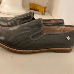 Venettini unisex grey textured loafer.